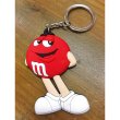 画像1: エムアンドエムズ｜ｍ＆ｍ’ｓレッド|ラバーキーホルダー (1)