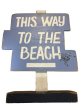 画像2: THIS WEY TO THE BEACH|ハワイアン木製看板【中古品】 (2)